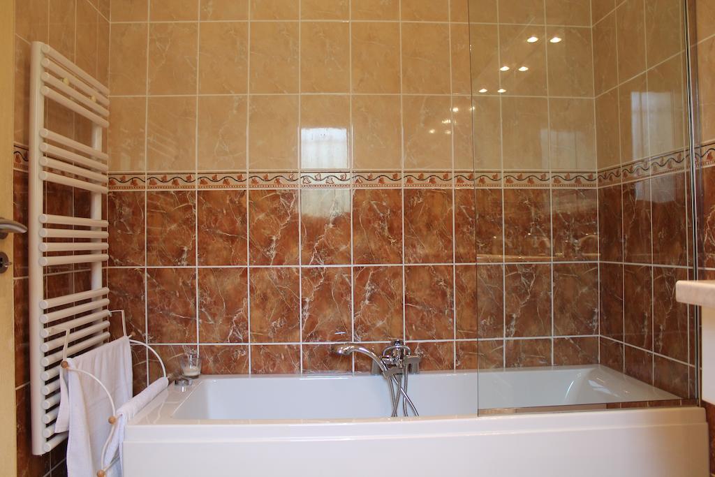 La Maison De Jenny Panzió Montauroux Szoba fotó